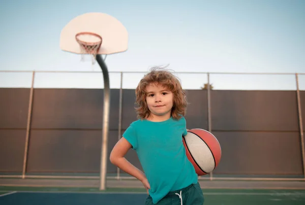 バスケットボール射撃の準備をしている子供の少年 バスケットボールでポーズをとる若い子供 バスケットボールキッズスクール — ストック写真