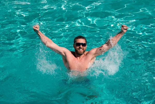 游泳池度假胜地 在水里的家伙在游泳池里快乐的男人夏天的假期 夏天的男人 — 图库照片