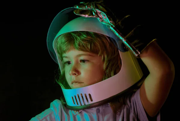 子供の男の子は宇宙ヘルメットの宇宙飛行士であることを自分自身に想像する 冒険の想像力に隔離された子供の肖像画を閉じます — ストック写真