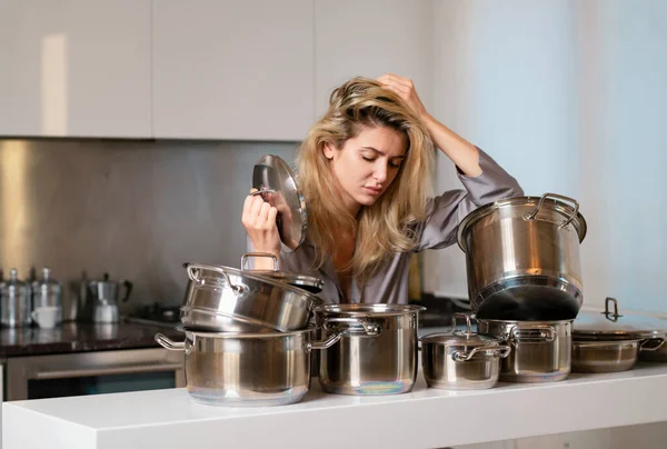 Dona Casa Manhã Trabalho Doméstico Mulher Entediada Sentada Cozinha Pela — Fotografia de Stock