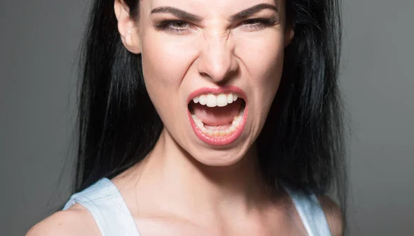 Wściekła Kobieta Zdenerwowana Dziewczyna Krzyki Nienawiść Wściekłość Zamyślona Kobieta Uczucie — Zdjęcie stockowe