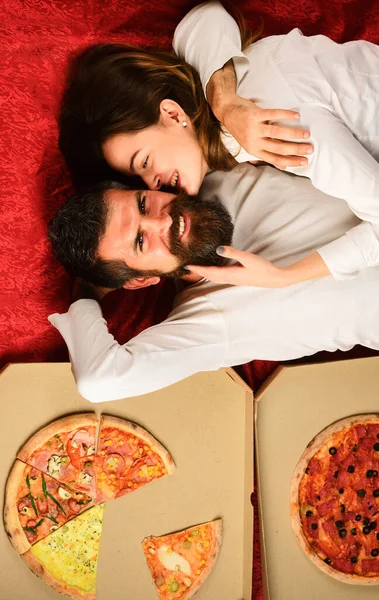 家でピザを食べるセクシーなカップル 情熱的なカップル 若い恋人たち 幸せな陽気な男と女のピザをお互いに餌 ファーストフード — ストック写真