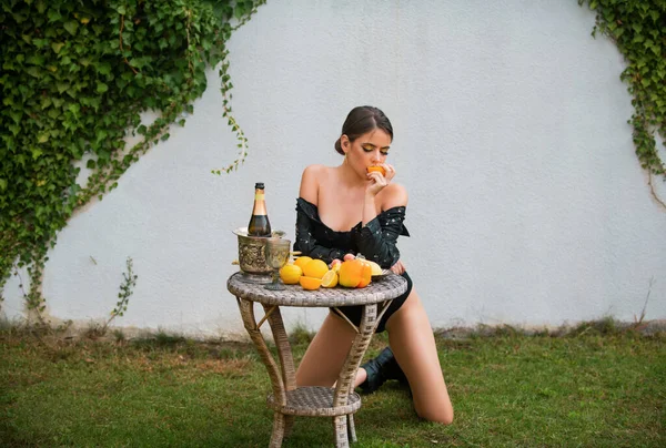 Jonge Vrouw Sexy Pose Met Vers Fruit Een Houten Tafel — Stockfoto