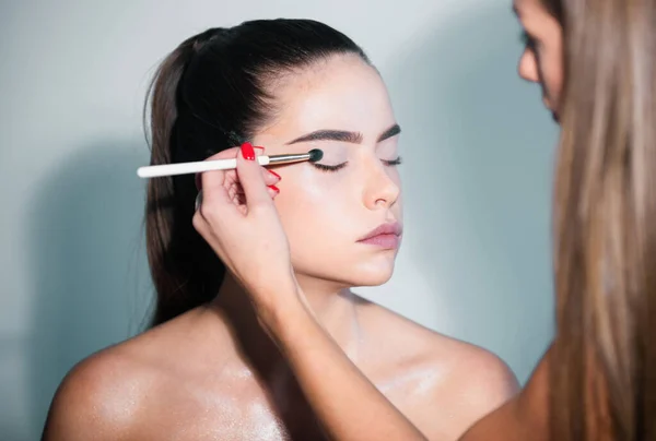 Skönhetsporträtt Sminkad Flicka Makeup Artist Applicerar Ögonskugga Hand Visagiste Måla — Stockfoto