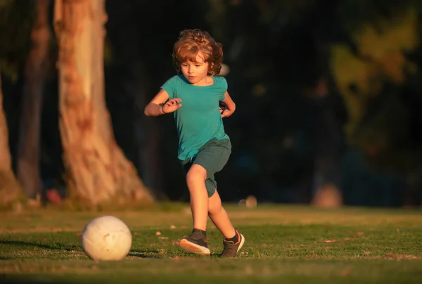 Chłopiec Kopie Piłkę Nożną Boisku Podczas Meczu Piłki Nożnej Młode — Zdjęcie stockowe