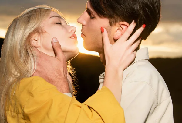 Jeune Couple Amoureux Passe Temps Ensemble Embrasse Couple Aimant Coucher — Photo