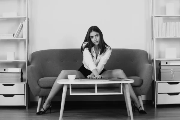 Γοητευτικός Σέξι Γραμματέας Ελεύθερος Επαγγελματίας Σέξι Πόδια Κάθεται Στον Καναπέ — Φωτογραφία Αρχείου