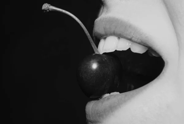 夏天性感的水果樱桃在牙齿 关闭了 樱桃在女人嘴里 女人唇上的樱桃女孩咬樱桃 牙科背景 — 图库照片