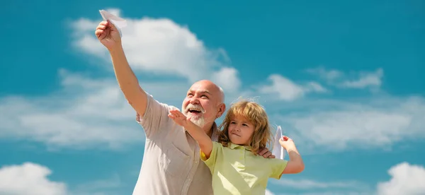 Avô Filho Com Avião Papel Sobre Céu Azul Nuvens Homens — Fotografia de Stock