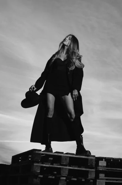 Сексуальная Женщина Черном Модном Пальто Шляпе Сапогах Черных Туфель Стильная — стоковое фото