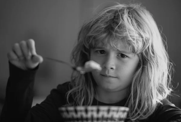 Zamknij Portret Zabawnego Dzieciaka Jedzącego Smutny Chłopiec Jedzący Zdrową Zupę — Zdjęcie stockowe