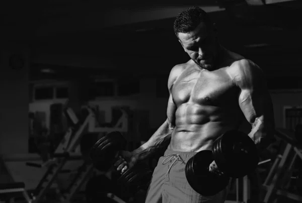 Sport Man Doet Biceps Tillen Een Sportschool Gespierde Man Uit — Stockfoto