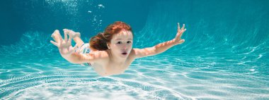 Mutlu çocuk havuzda su altında yüzüyor, aktif çocuk suyun altında yüzüyor, oynuyor ve eğleniyor, çocuklar su sporu yapıyor. Çocuklarla yaz tatili