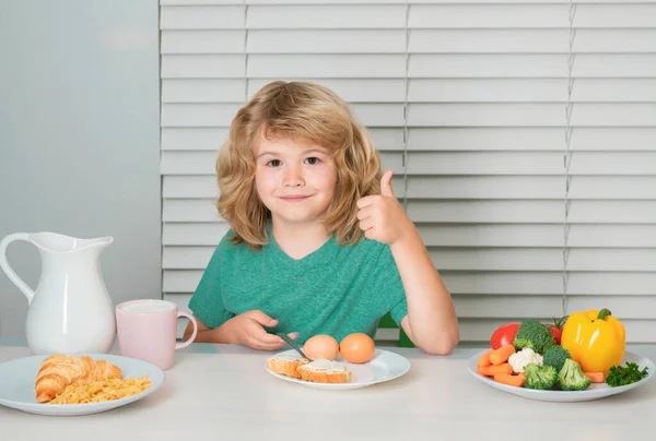Petit Garçon Petit Déjeuner Sain Nutrition Développement Des Enfants Manger — Photo