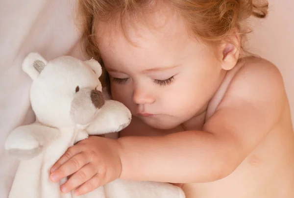 Barnet Sover Sängen Tyst Sömn Med Nallebjörn — Stockfoto