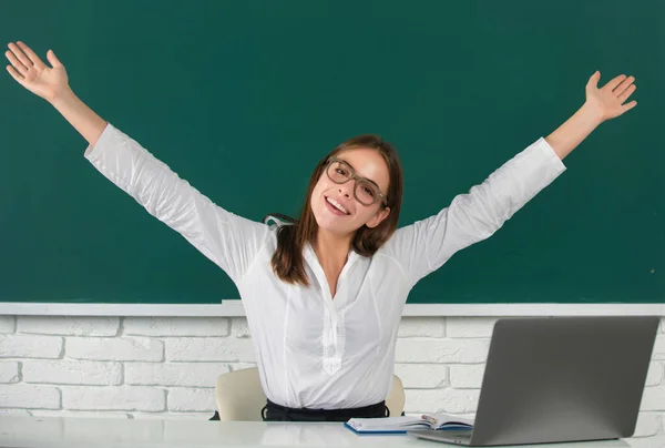 Πορτρέτο Μιας Νεαρής Ενθουσιασμένης Φοιτήτριας Σηκωμένα Χέρια Στην Σχολική Τάξη — Φωτογραφία Αρχείου
