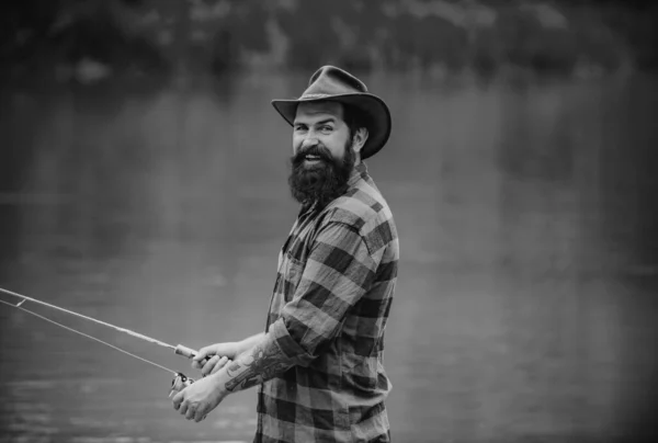 Άνθρωπος Ψαράς Στο Ποτάμι Στη Λίμνη Καλάμι — Φωτογραφία Αρχείου