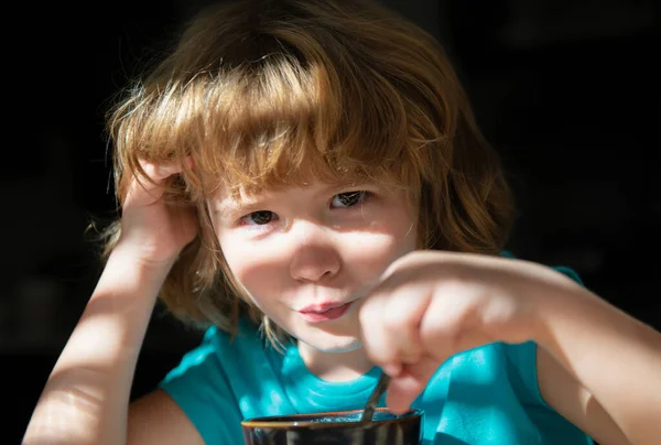 Comida Saborosa Miúdo Come Sopa Nutrição Saudável Para Crianças Home — Fotografia de Stock