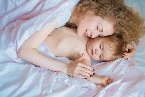 Anne Bebek Yatakta Uyuyor Aile Sabahı Yatak Odasında — Stok fotoğraf