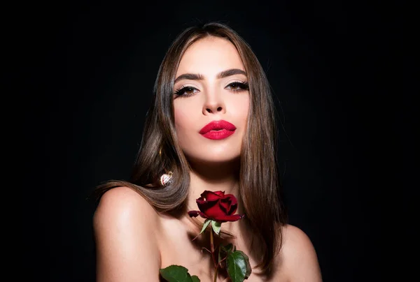 Sexy Vrouw Lippen Met Rode Lippenstift Mooie Rode Roos Zwart — Stockfoto