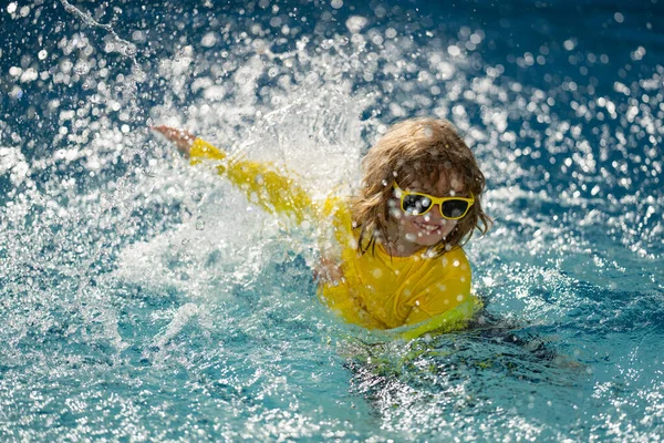 Kind Plantscht Sommer Wasserbecken Kinder Planschen Schwimmbad Aufgeregt Fröhlicher Kleiner — Stockfoto