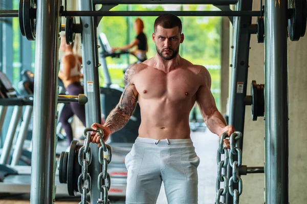 Sexy Muscular Homem Bombas Seus Músculos Elevadores Peso Esporte Metal — Fotografia de Stock