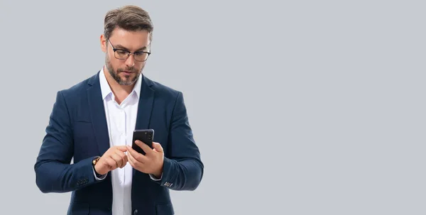 Affärsman Kostym Tittar Mobiltelefon Snygg Man Som Använder Smarttelefon Typ — Stockfoto