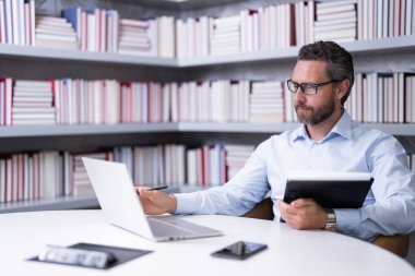 Öğretmenler günü. Öğretmenim okulda. Orta yaşlı öğretmenle bilgi ve eğitim. Kitaplı İspanyol öğretmen. Sınıfta ders veren adam. Üniversite sınavındaki öğretmen. Üniversite öğretmenleri