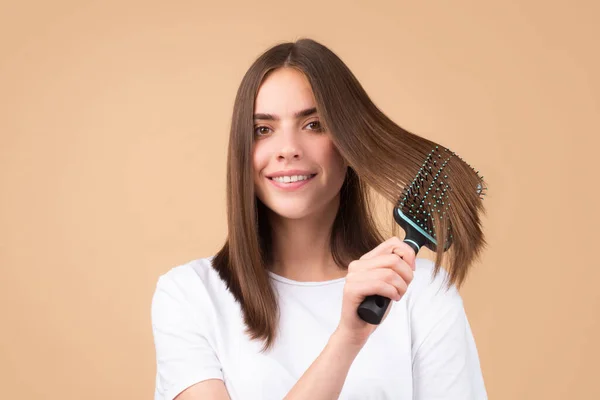 Girl Combing Hair Beautiful Young Woman Holding Comb Straightened Hair — Stock Photo, Image