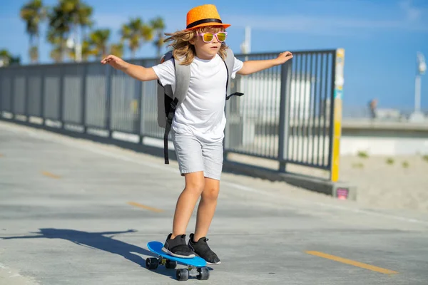 Junge Auf Dem Skateboard Skateboarden Für Kinder Park Der Stadt — Stockfoto