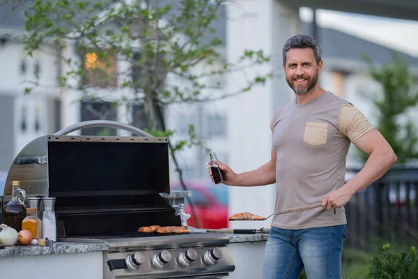 Uomo Mezza Età Che Prepara Barbecue All Aperto Uomo Che — Foto Stock
