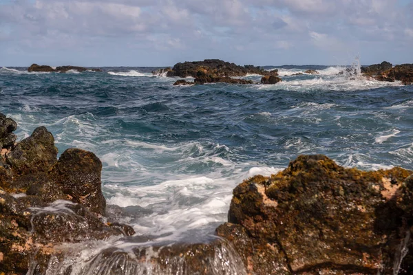 海浪在海中的岩石上飞溅 海浪以管子背景拍打了海里的石头 — 图库照片