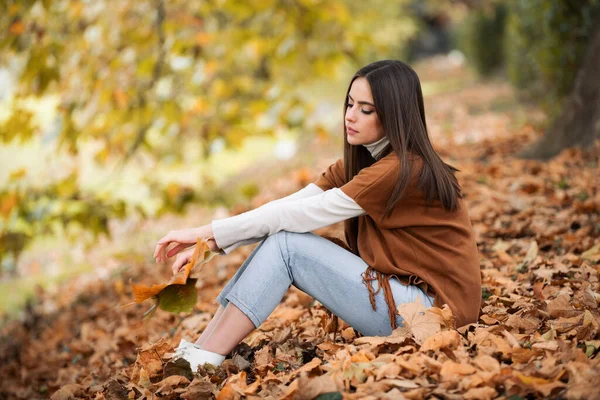 秋天的女子与秋天的黄色枫叶 户外肖像 美丽的秋叶模型 秋天的公园里 落黄的枫树 秋天女孩享受着秋天温暖的阳光普照的天气 — 图库照片