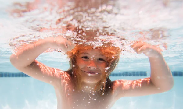 Strand Und Wasserspaß Unter Wasser Kind Schwimmbad Netter Junge Schwimmt — Stockfoto