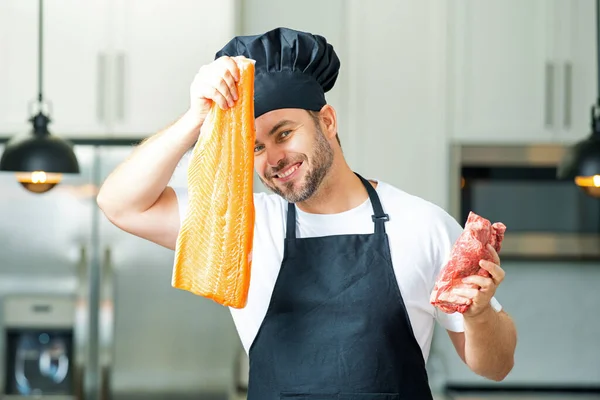 Hombre Cocina Moderna Preparación Alimentos Saludables Solo Cocinar Pescado Carne —  Fotos de Stock
