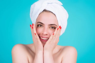 Güzel kadın yüzü, cilt bakımı, doğal makyaj. Genç modelin güzel yüzü. Güzel bir kızın portresi stüdyo arka planında güzellik tedavisinden zevk alıyor. Güzel doğal kız.