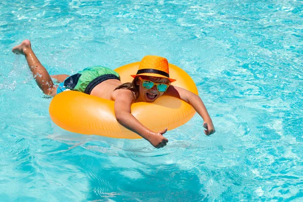 Kinderen Spetteren Het Zwembad Zwemmen Watersport Activiteit Zomervakantie Met Kind — Stockfoto