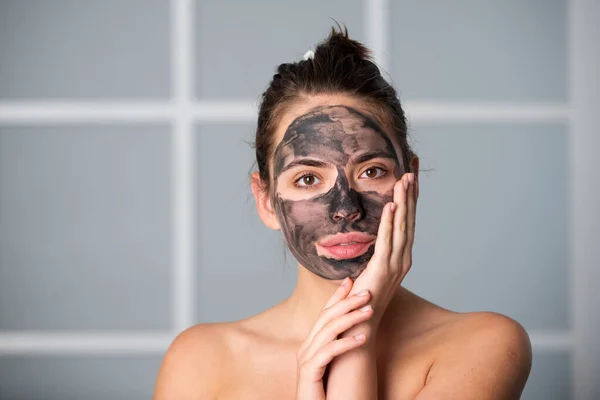 Mladá Žena Nahým Ramenem Hliněnou Maskou Obličeji Krásný Model Nanášení — Stock fotografie