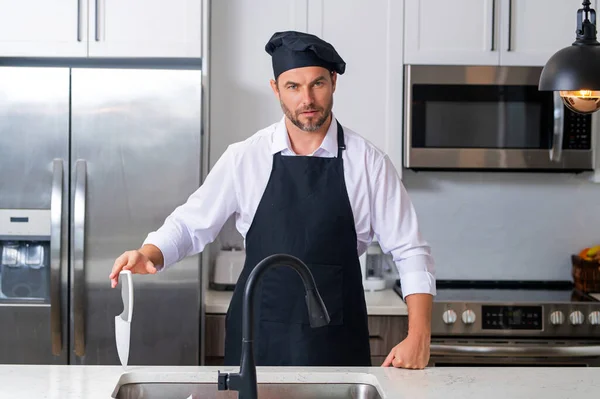 Retrato Chef Homem Boné Chef Cozinha Homem Com Avental Uniforme — Fotografia de Stock