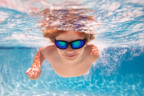 속에서 수영하는아이 여름의 아이들 여름날 수영장에 재밌는 수영장에서 수영하고 다이빙하고 — 스톡 사진