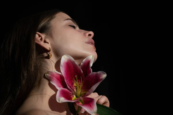 Krásná Holka Lily Krásná Smyslná Žena Květiny Studio Close Portrét — Stock fotografie