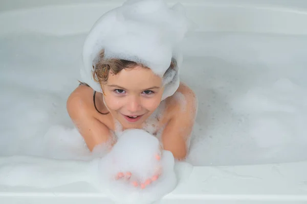 小孩在泡沫浴池里洗澡 — 图库照片