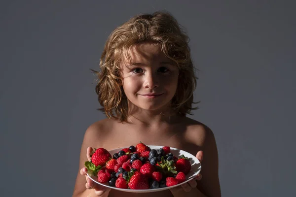 Comida Saudável Miúdo Engraçado Mantém Prato Frutas Verão Mistura Fruta — Fotografia de Stock