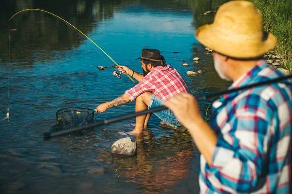 明るい老人釣りの肖像画 祖父と息子の漁師 川や湖でスピニングのための若い男と老人釣り — ストック写真