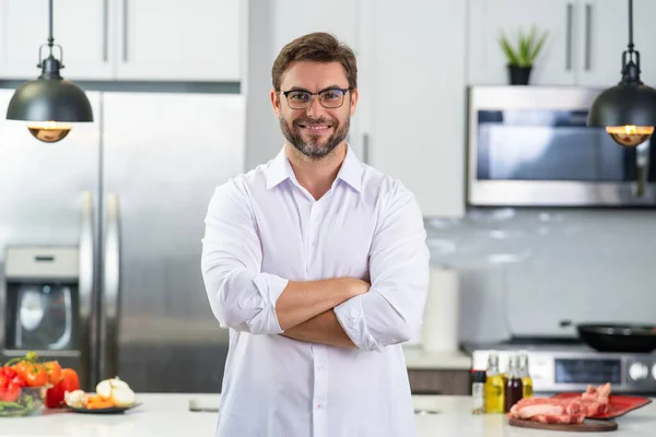 Mutfakta Yemek Pişiren Yakışıklı Bir Adam Mutfakta Sebze Etle Yemek — Stok fotoğraf