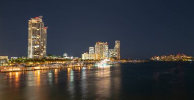 Miami manzarasının gece panoramik fotoğrafı. Miami Şehir Merkezi MacArthur Geçidi 'nin arkasında Venedik Geçidi' nden çekilen