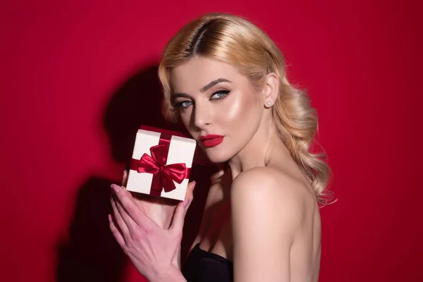 Sexy Blonde Frau Halten Geschenk Isoliert Auf Studio Hintergrund Feiertagskonzept — Stockfoto