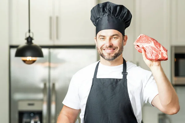Koch Mann Kocht Fleisch Rindfleisch Steak Der Küche Porträt Eines — Stockfoto