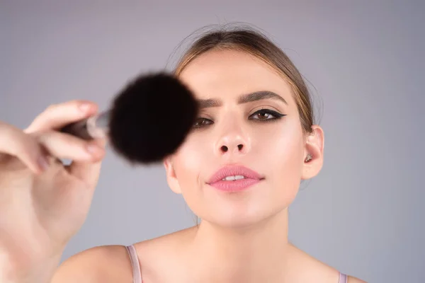 Feche Escova Maquiagem Mulher Aplicando Fundação Blush Com Pincel Maquiagem — Fotografia de Stock