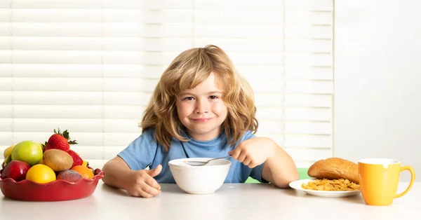 Zabawny Blondyn Śniadanie Mleko Warzywa Owoce Zdrowe Odżywianie Dzieci — Zdjęcie stockowe